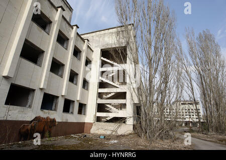 Kiew, Ukraine. 5. April 2017. Gesamtansicht der verlassenen Stadt Pripjat Stadt, in der Nähe der Chernobyl Nuclear Power plant in Kiew, Ukraine, am 05. April 2017.Ukrainians wird zum 31. Jahrestag der Tragödie von Tschernobyl am 26. April 2017 markieren. Die Explosion der Einheit 4 von Tschernobyl am 26. April 1986 Atomkraftwerk betrachtet nach wie vor das größte Unglück in der Geschichte der Kernenergie. Credit: Serg Glovny/ZUMA Draht/Alamy Live-Nachrichten Stockfoto