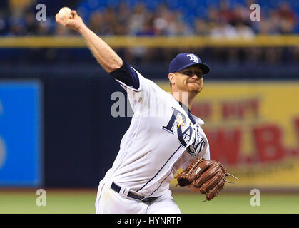 St. Petersburg, Florida, USA. 5. April 2017. WILL VRAGOVIC | Times.Tampa Bay Rays ab Krug Alex Cobb (53) im ersten Inning das Spiel zwischen den New York Yankees und die Tampa Bay Rays im Tropicana Field in St. Petersburg, Florida am Mittwoch, 5. April 2017 werfen. Bildnachweis: Willen Vragovic/Tampa Bay Times / ZUMA Draht/Alamy Live News Stockfoto