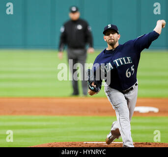 Houston, Texas, USA. 5. April 2017. Seattle Mariners Start Krug James Paxton (65) wirft einen Pitch im 1. Inning während des MLB-Spiels zwischen Seattle Seemänner und die Houston Astros im Minute Maid Park in Houston, Texas. John Glaser/CSM/Alamy Live-Nachrichten Stockfoto