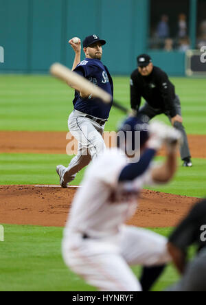 Houston, Texas, USA. 5. April 2017. Seattle Mariners Start Krug James Paxton (65) wirft einen Pitch im 1. Inning während des MLB-Spiels zwischen Seattle Seemänner und die Houston Astros im Minute Maid Park in Houston, Texas. John Glaser/CSM/Alamy Live-Nachrichten Stockfoto