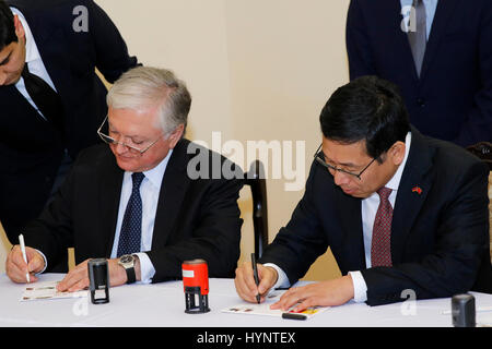 Yerevan, Armenien. 5. April 2017. Der chinesische Botschafter, Armenia Tian Erlong (R) und armenischen Außenminister Edward Nalbandian unterzeichnen am ersten Tag Abdeckungen in Yerevan, Armenien, 5. April 2017. Eine Zeremonie wurde in Eriwan am Mittwoch statt hagelt 25 Jahre die Aufnahme diplomatischer Beziehungen zwischen Armenien und der Volksrepublik China. Bildnachweis: Gevorg Ghazaryan/Xinhua/Alamy Live-Nachrichten Stockfoto