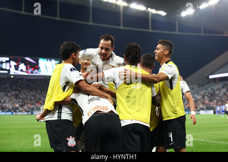 SÃO PAULO, SP - 05.04.2017: Korinther X UNIVERSIDAD DE CHILE - Spieler feiern mit Jadson ' s zweite Tor während des Spiels zwischen Korinther Korinther x Universidad de Chile Hel die Arena Korinther EastEast Zone von São Paulo. Das Spiel ist im Jahr 2017 gültig für die Copa Sudamericana. (Foto: Ricardo Moreira/Fotoarena) Stockfoto