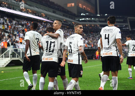 SÃO PAULO, SP - 05.04.2017: Korinther X UNIVERSIDAD DE CHILE - Spieler feiern mit Jadson ' s zweite Tor während des Spiels zwischen Korinther Korinther x Universidad de Chile Hel die Arena Korinther EastEast Zone von São Paulo. Das Spiel ist im Jahr 2017 gültig für die Copa Sudamericana. (Foto: Ricardo Moreira/Fotoarena) Stockfoto