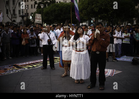Lima, Peru. 5. April 2017. Das Zentrum von Lima erlebte zwei Demonstrationen am Nachmittag: mehrere Gruppen wurden mobilisiert, die zum 25. Jahrestag des selbst-Putsches am 5. April verübt durch ehemaligen Präsidenten Alberto Fujimori einberufen wurden, und die so genannte #YoApoyoDL1323 Marsch gegen Verbrechen gegen LGBT-Personen, organisiert von der Gruppe gleich Ehe Peru wird auch im Plaza San Martan, Lima, 5. April 2017. Bildnachweis: Halbert S/ACG Fotos/ZUMA Draht/Alamy Live-Nachrichten Stockfoto