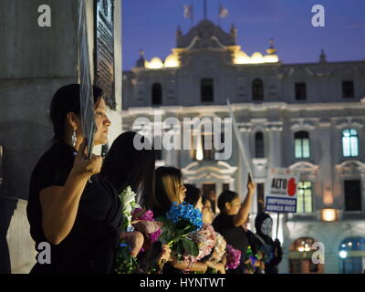 Lima, Peru. 5. April 2017. Zum 25. Jahrestag der Alberto Fujimoris Auto-Coup weibliche Trauer Aktivisten protestieren am Platz San Martin in Lima, in Erinnerung an die Opfer der Zwangssterilisation. Bildnachweis: Fotoholica Presseagentur/Alamy Live-Nachrichten Stockfoto