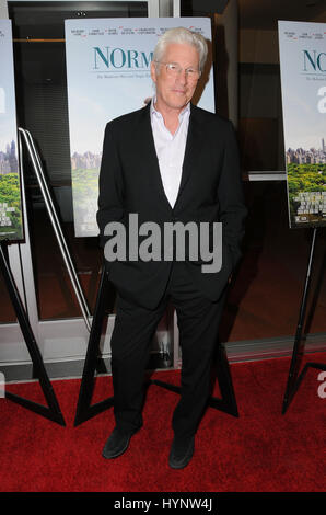 Los Angeles, CA, USA. 5. April 2017. 5. April 2017 - Los Angeles, Kalifornien - Richard Gere. Los Angeles Premiere '' Norman: The moderat steigen und tragischen Fall von ein New York Fixierer '' Linwood Theater am Pickford Center for Motion Picture Study in Los Angeles statt. Bildnachweis: Birdie Thompson/AdMedia Credit: Birdie Thompson/AdMedia/ZUMA Draht/Alamy Live-Nachrichten Stockfoto