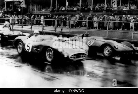 20. Juli 1957 - britischen und europäischen grand Prix in Aintree: Foto zeigt der Szene am Anfang des Rennens Scratch für Sportwagen zeigte Archie Scott Brown in einem Lister Jaguar (eingeführt), die der Gewinner und Roy Salvadori in einem Aston Marin (Nr. 5), die zweite war. (Kredit-Bild: © Keystone Presseagentur/Keystone USA über ZUMAPRESS.com) Stockfoto