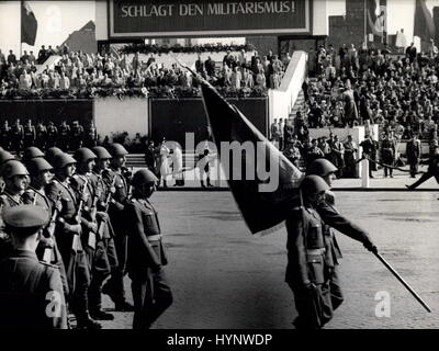 5. Januar 1957 - militärische Maifeiertag Demonstration In Ost-Berlin!: Mai-Tag zu feiern, die größte militärische Paraden seit dem Krieg fanden in allen Städten der sowjetischen Zone in Deutschland und in Berlin (Ost). Schwerbewaffnete vereint der sowjetischen zonale "Völker Armee", mit Artillerie, amoured Autos und Maschinengewehr-Abteilungen, beteiligte sich an die Bühnenschau, das drei Stunden lang durch die Ost-Regierung und Partei Führer im Ost-Berliner beobachtet wurde. Foto zeigt vereint der Sowjet-zonale "Völker Armee" in der Defilir bei der Überprüfung stehen in Ost-Berlin. Plakat im Hintergrund sagt: '' schlagen die Militarisums (Cre Stockfoto