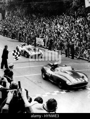 5. Mai 1957 - italienische und deutsche Fahrer rechts und den zweiten Platz in der italienischen Mille Miglia. Foto zeigt die Szene, als italienische Fahrer Piero Taruffui die Linie Sieg der Mille Miglia Rennen in Bresica überquert-verfolgt von Wolf Gang Von Trips Deutschlands kam, die in der zweiten. Sie waren beide Ferrari-Auto fahren. (Kredit-Bild: © Keystone Presseagentur/Keystone USA über ZUMAPRESS.com) Stockfoto