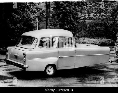 Sept. 10, 1958 - neue Bond Minicar Limousine Coupe - die Bond Minicar & Scooter Werke Announce ein neues Modell mit der Bezeichnung der Bond Minicar Mark 'E' Limousine Coupe, ohne Aufpreis vermarktet werden. Produktion ist bereits angelaufen und die ersten Autos verlassen das Werk in dieser Woche. Es hat einen hinteres Fenster und Schiebefenster runden Wrap, und hat darüber hinaus die Bestuhlung für drei auf die breite Sitzbank, ein Kofferraum von beeindruckenden Dimensionen, Thissaloon Modell kostet 379.13.9d, inklusive Umsatzsteuer. Performence von Salon Rem seit Unalterred bei 50 km/h und 80 mpg. Foto zeigt:-T Stockfoto