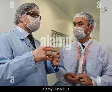 Falkenhagen, Deutschland. 5. April 2017. Betriebsleiter Andreas Ruff (L) Stadtrat Torsten Uhe zeigt rund um die Mieterhöhung Räumlichkeiten in Falkenhagen, Deutschland, 5. April 2017. Das Unternehmen produziert pharmazeutische und Ernährung Produkte für nationale und internationale Kunden. Das Werk beschäftigt 197 Mitarbeiter und wurde von der chinesischen Firma Sirio Pharma im Dezember 2016 übernommen. Foto: Bernd Settnik/Dpa-Zentralbild/Dpa/Alamy Live News Stockfoto