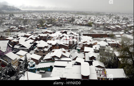 Srinagar, Kaschmir. 6. April 2017. Ein Blick auf residental Häuser mit Neuschnee bedeckt. Behörden bekannt, dass alle Schulen und Hochschulen in Kaschmir bis Montag angesichts des schlechten Wetters geschlossen würde. Bildnachweis: Sofi Suhail/Alamy Live-Nachrichten Stockfoto