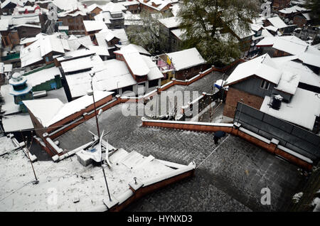 Srinagar, Kaschmir. 6. April 2017. Ein Blick auf residental Häuser mit Neuschnee bedeckt. Behörden bekannt, dass alle Schulen und Hochschulen in Kaschmir bis Montag angesichts des schlechten Wetters geschlossen würde. Bildnachweis: Sofi Suhail/Alamy Live-Nachrichten Stockfoto