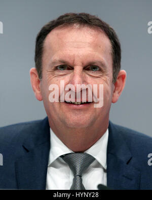 Düsseldorf, Deutschland. 6. April 2017. Hans Van Bylen, der CEO der deutschen chemischen und Konsumgüter Firma Henkel, Hauptversammlung des Unternehmens in Düsseldorf, 6. April 2017. Foto: Ina Fassbender/Dpa/Alamy Live News Stockfoto