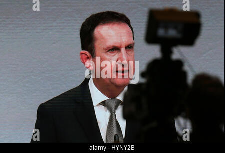 Düsseldorf, Deutschland. 6. April 2017. Hans Van Bylen, der CEO der deutschen chemischen und Konsumgüter Firma Henkel, Hauptversammlung des Unternehmens in Düsseldorf, 6. April 2017. Foto: Ina Fassbender/Dpa/Alamy Live News Stockfoto