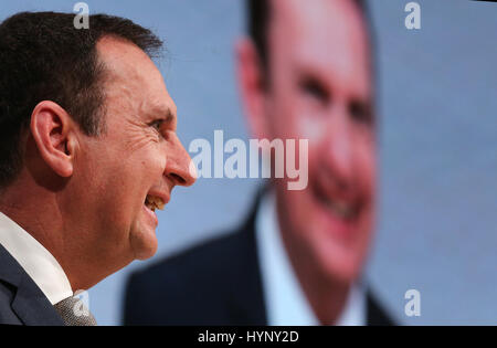 Düsseldorf, Deutschland. 6. April 2017. Hans Van Bylen, der CEO der deutschen chemischen und Konsumgüter Firma Henkel, Hauptversammlung des Unternehmens in Düsseldorf, 6. April 2017. Foto: Ina Fassbender/Dpa/Alamy Live News Stockfoto