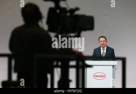 Düsseldorf, Deutschland. 6. April 2017. Hans Van Bylen, der CEO der deutschen chemischen und Konsumgüter Firma Henkel, Hauptversammlung des Unternehmens in Düsseldorf, 6. April 2017. Foto: Ina Fassbender/Dpa/Alamy Live News Stockfoto