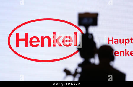 Düsseldorf, Deutschland. 6. April 2017. Ein Kameramann filmt das Logo der deutschen chemischen und Konsumgüter Firm Henkel bei der Hauptversammlung des Unternehmens in Düsseldorf, 6. April 2017. Foto: Ina Fassbender/Dpa/Alamy Live News Stockfoto