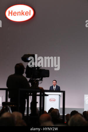 Düsseldorf, Deutschland. 6. April 2017. Hans Van Bylen, der CEO der deutschen chemischen und Konsumgüter Firma Henkel, Hauptversammlung des Unternehmens in Düsseldorf, 6. April 2017. Foto: Ina Fassbender/Dpa/Alamy Live News Stockfoto