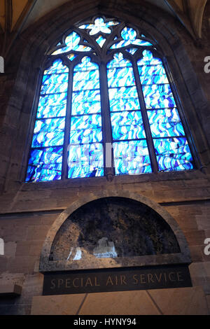 Hereford Cathedral, Hereford, Großbritannien. 6. April 2017. Pressevorschau auf das neue Special Air Service-Denkmal in Hereford Kathedrale - die Installation ist 'Aufstieg' genannt und ist vom Künstler John Maine. Freuen Sie sich auf eine neun Meter hohe Glasfenster, die mehr als 3.000 Stücke aus farbigem Glas in Parallax Verglasung sowie Steinskulptur an der Basis enthält. Hereford ist Heimat von Special Air Service Regiment (22 SAS). Bildnachweis: Steven Mai / Alamy Live News Stockfoto