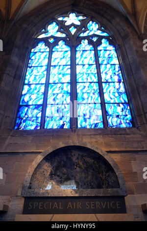 Hereford Cathedral, Hereford, Großbritannien. 6. April 2017. Pressevorschau auf das neue Special Air Service-Denkmal in Hereford Kathedrale - die Installation ist 'Aufstieg' genannt und ist vom Künstler John Maine. Freuen Sie sich auf eine neun Meter hohe Glasfenster, die mehr als 3.000 Stücke aus farbigem Glas in Parallax Verglasung sowie Steinskulptur an der Basis enthält. Hereford ist Heimat von Special Air Service Regiment (22 SAS). Bildnachweis: Steven Mai / Alamy Live News Stockfoto