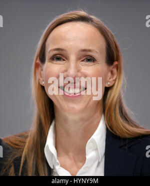 Düsseldorf, Deutschland. 6. April 2017. Dpatop - Simone Bagel-Trah, Vorsitzende des Board of Directors von Henkel, auf der Hauptversammlung des Unternehmens in Düsseldorf, 6. April 2017. Foto: Ina Fassbender/Dpa/Alamy Live News Stockfoto