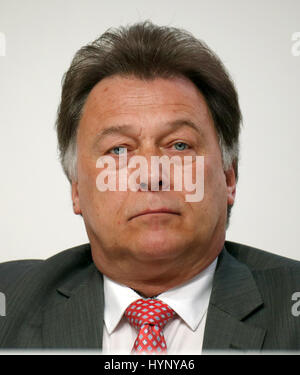 Düsseldorf, Deutschland. 6. April 2017. Dpatop - Winfried Zander, der Vorsitzende des Generals Betriebsrat von Henkel, auf der Hauptversammlung des Unternehmens in Düsseldorf, 6. April 2017. Foto: Ina Fassbender/Dpa/Alamy Live News Stockfoto