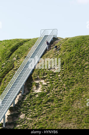 Castle Hill, Thetford, Großbritannien. 6 Apr, 2017. Vielleicht ist die alte weg ist mehr Spaß, Kinder klettern Castle Hill, Thetford, vor der offiziellen Eröffnung des neuen Treppen an den Anfang des 12. Jahrhunderts Motte, UK Credit: Keith Mindham/Alamy leben Nachrichten Stockfoto