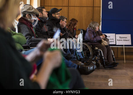 Berlin, Deutschland. 6. April 2017. Stadtrat KNUT MILDNER-SPINDLER (linke) im Gespräch mit Behinderung Rechte Aktivisten und deren Assistenten zwei Tage nach über die Besetzung des Rathauses in Friedrichshain-Kreuzberg. Die Demonstranten machen Berliner Bezirk Friedrichshain-Kreuzberg wegen unbezahlter Rechnungen bereits Support-Services in Krankenhäusern erbrachten Leistungen verantwortlich für die derzeit sehr angespannten wirtschaftlichen Lage der Hilfe Dienst "Ambulante Dienste". Bildnachweis: ZUMA Press, Inc./Alamy Live-Nachrichten Stockfoto