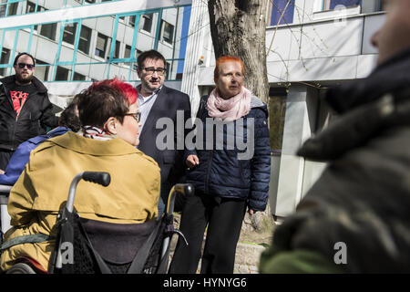 Berlin, Deutschland. 6. April 2017. Stadtrat KNUT MILDNER-SPINDLER (linke) im Gespräch mit Behinderung Rechte Aktivisten und deren Assistenten zwei Tage nach über die Besetzung des Rathauses in Friedrichshain-Kreuzberg. Die Demonstranten machen Berliner Bezirk Friedrichshain-Kreuzberg wegen unbezahlter Rechnungen bereits Support-Services in Krankenhäusern erbrachten Leistungen verantwortlich für die derzeit sehr angespannten wirtschaftlichen Lage der Hilfe Dienst "Ambulante Dienste". Bildnachweis: ZUMA Press, Inc./Alamy Live-Nachrichten Stockfoto