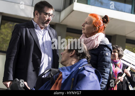 Berlin, Deutschland. 6. April 2017. Stadtrat KNUT MILDNER-SPINDLER (linke) im Gespräch mit Behinderung Rechte Aktivisten und deren Assistenten zwei Tage nach über die Besetzung des Rathauses in Friedrichshain-Kreuzberg. Die Demonstranten machen Berliner Bezirk Friedrichshain-Kreuzberg wegen unbezahlter Rechnungen bereits Support-Services in Krankenhäusern erbrachten Leistungen verantwortlich für die derzeit sehr angespannten wirtschaftlichen Lage der Hilfe Dienst "Ambulante Dienste". Bildnachweis: ZUMA Press, Inc./Alamy Live-Nachrichten Stockfoto
