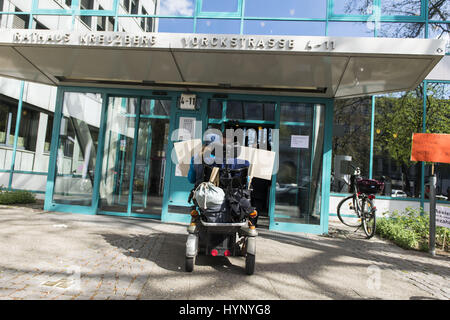 Berlin, Deutschland. 6. April 2017. Stadtrat KNUT MILDNER-SPINDLER (linke) im Gespräch mit Behinderung Rechte Aktivisten und deren Assistenten zwei Tage nach über die Besetzung des Rathauses in Friedrichshain-Kreuzberg. Die Demonstranten machen Berliner Bezirk Friedrichshain-Kreuzberg wegen unbezahlter Rechnungen bereits Support-Services in Krankenhäusern erbrachten Leistungen verantwortlich für die derzeit sehr angespannten wirtschaftlichen Lage der Hilfe Dienst "Ambulante Dienste". Bildnachweis: ZUMA Press, Inc./Alamy Live-Nachrichten Stockfoto