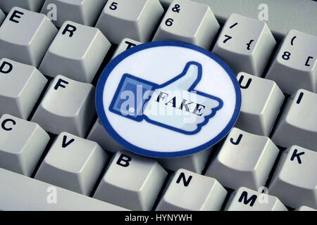 ILLUSTRATION - liegt ein "Gefällt mir" Button mit dem Wort 'FAKE' darauf auf einer Computertastatur. Aufgenommen am 18.12.2016. Facebook ist ein soziales Netzwerk laufen von der US-amerikanischen Firma mit dem gleichen Namen, Facebook Inc. Trotz Kritik will Facebook nicht zu übernehmen, Verantwortung für das Löschen von sogenannten fake-Nachrichten selbst. Stattdessen geben sie ein Team von externen Experten die Aufgabe. "Gefälschte Nachrichten" bezieht sich auf falsche und falsche Informationen, oft absichtlich verbreitet über elektronische Kanäle (vor allem social-Media). Sie sind absichtlich verbreitet durch Amtsträger, Politiker, Journalisten, Unternehmen Stockfoto