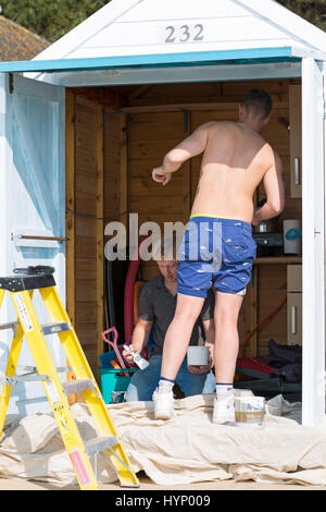 Bournemouth, Dorset, UK. 6. April 2017. UK-Wetter: schönen warmen, sonnigen Tag als Besucher gehen ans Meer machen das Beste aus der Sonne an den Stränden von Bournemouth. Die Strandhütte Malerei! Bildnachweis: Carolyn Jenkins/Alamy Live-Nachrichten Stockfoto