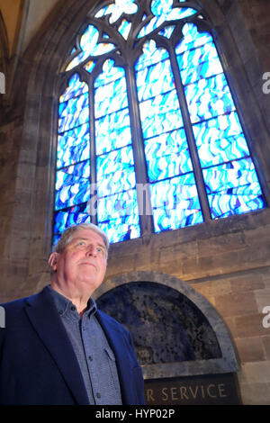 Hereford Cathedral, Hereford, Großbritannien. 6. April 2017. Pressevorschau auf das neue Special Air Service-Denkmal in Hereford Kathedrale - die Installation heißt "Aufstieg" von Bildhauer und Künstler John Maine (hier links abgebildet). Freuen Sie sich auf eine neun Meter hohe Glasfenster, die mehr als 3.000 Stücke aus farbigem Glas in Parallax Verglasung sowie Steinskulptur an der Basis enthält. Hereford ist Heimat von Special Air Service Regiment (22 SAS). Foto Steven kann /Alamy Live-Nachrichten Stockfoto