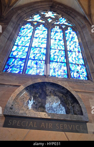 Hereford Cathedral, Hereford, Großbritannien. 6. April 2017. Pressevorschau auf das neue Special Air Service-Denkmal in Hereford Kathedrale - die Installation heißt "Aufstieg" von Bildhauer und Künstler John Maine. Freuen Sie sich auf eine neun Meter hohe Glasfenster, die mehr als 3.000 Stücke aus farbigem Glas in Parallax Verglasung sowie Steinskulptur an der Basis enthält. Hereford ist Heimat von Special Air Service Regiment (22 SAS). Foto Steven kann /Alamy Live-Nachrichten Stockfoto