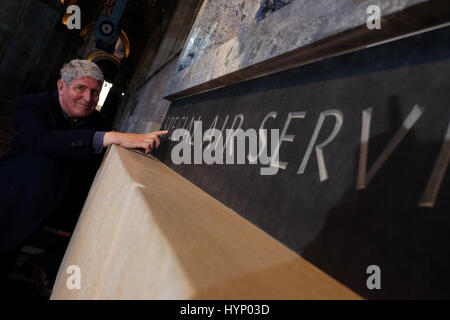 Hereford Cathedral, Hereford, Großbritannien. 6. April 2017. Pressevorschau auf das neue Special Air Service-Denkmal in Hereford Kathedrale - die Installation heißt "Aufstieg" von Bildhauer und Künstler John Maine (hier links abgebildet). Freuen Sie sich auf eine neun Meter hohe Glasfenster, die mehr als 3.000 Stücke aus farbigem Glas in Parallax Verglasung sowie Steinskulptur an der Basis enthält. Hereford ist Heimat der Special Air Service Regiment (22 SAS). Foto Steven kann /Alamy Live-Nachrichten Stockfoto