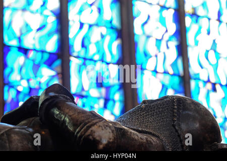 Hereford Cathedral, Hereford, Großbritannien. 6. April 2017. Pressevorschau auf das neue Special Air Service-Denkmal in Hereford Kathedrale - die Installation ist 'Aufstieg' genannt und ist vom Künstler John Maine. Freuen Sie sich auf eine neun Meter hohe Glasfenster, die mehr als 3.000 Stücke aus farbigem Glas in Parallax Verglasung sowie Steinskulptur an der Basis enthält. Gezeigt, hier ist das Grab des Grabes von Sir Richard Pembridge mit dem neuen "Ascension" Fenster hinter - Hereford ist Heimat der Special Air Service Regiment (22 SAS). Foto Steven kann /Alamy Live-Nachrichten Stockfoto