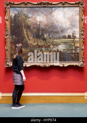 Edinburgh, UK. 6. April 2017. Die Scottish National Gallery beherbergt eine der besten britischen Arts Meisterwerke, Constable Salisbury Kathedrale aus den Wiesen (1831). Das Display ist Teil des Aspire, ein Partnerschaftsprogramm, das Gemälde in ganz Großbritannien bereisen. Bildnachweis: Rich Dyson/Alamy Live-Nachrichten Stockfoto