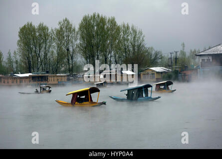 Srinagar, Kaschmir Indien kontrollierten. 6. April 2017. Kashmiri Schiffer Zeile ihre Boote auf dem Dal-See inmitten von dichten Nebel nach einem Schneefall in Srinagar, Sommer in der Hauptstadt von Indien kontrollierten Kaschmir, 6. April 2017. Dauerregen und Schneefall in Indien kontrollierten Kaschmir ausgelöst Donnerstag Angst vor Überschwemmungen unter den Bewohnern. Bildnachweis: Javed Dar/Xinhua/Alamy Live-Nachrichten Stockfoto