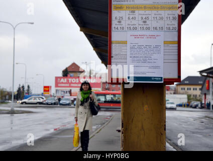 Sumperk, Tschechische Republik. 6. April 2017. Streik der Busfahrer im Linienverkehr in Regionen aufgrund niedriger Löhne in Sumperk, Tschechische Republik, 6. April 2017. Eine Welle der Streik für höhere Löhne der Arbeitnehmer ist in der Tschechischen Republik in einer Zeit wirtschaftlicher Prosperität zurückgekehrt. Bildnachweis: Vladislav Galgonek/CTK Foto/Alamy Live-Nachrichten Stockfoto