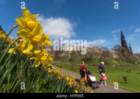 Edinburgh, Schottland. 6. April 2017. Princes Street Gardens zieht Menschen sitzen in der Frühlingssonne. Bildnachweis: Rich Dyson/Alamy Live-Nachrichten Stockfoto