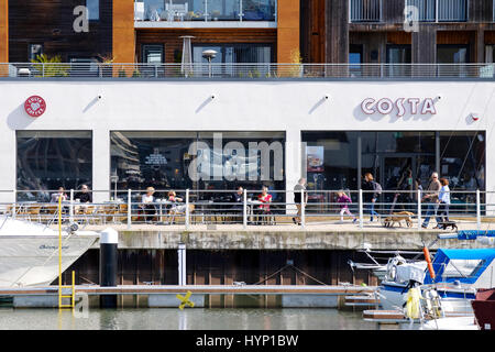 Bristol, UK. 6. April 2017. UK Wetter 6. April 2017 Portishead Quays Marina, Bristol: Hund, Wanderer, Familien und Paare relaxen vom Rand Wassers und vollen Nutzen aus dem warmen Wetter in Süd-West heute Morgen. Bildnachweis: Stephen Hyde/Alamy Live-Nachrichten Stockfoto