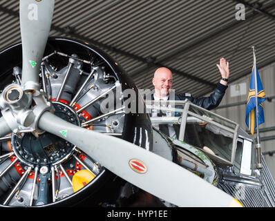 Hamburg, Deutschland. 6. April 2017. Pilot Uwe Wendt im Cockpit eine historische Junkers Ju 52 Flugzeuge in einem Hangar in Hamburg, Deutschland, 6. April 2017. Das Flugzeug, umgangssprachlich bekannt als Tante Ju ("Tante Ju"), feiert seinen 81. Geburtstag. Das Flugzeug wurde über einen Zeitraum von eineinhalb Jahren restauriert und wird in Kürze Flug bereit. Foto: Christophe Gateau/Dpa/Alamy Live News Stockfoto