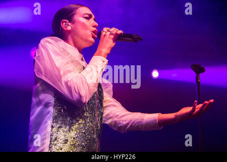 Mailand, Italien. 5. April 2017. Der englische Singer-Songwriter und Modell führt DUA LIPA live auf der Bühne Fabrique während der "U.S. / European Tour 2017' Credit: Rodolfo weitertransferiert/Alamy Live News Stockfoto