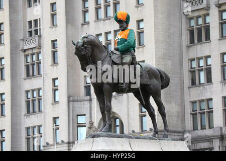 Liverpool, Vereinigtes Königreich. 6. April 2017. König Edward VII-Denkmal am Molenkopf Liverpool in Jockey racing Farben von ITV Rennen in Vorbereitung auf das Grand National in Aintree, Pier Head, Liverpool, 6. April 2017 geschmückt. Bildnachweis: Radharc Bilder/Alamy Live-Nachrichten Stockfoto