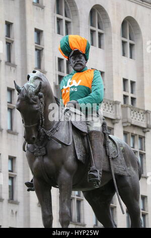 Liverpool, Vereinigtes Königreich. 6. April 2017. König Edward VII-Denkmal am Molenkopf Liverpool in Jockey racing Farben von ITV Rennen in Vorbereitung auf das Grand National in Aintree, Pier Head, Liverpool, 6. April 2017 geschmückt. Bildnachweis: Radharc Bilder/Alamy Live-Nachrichten Stockfoto