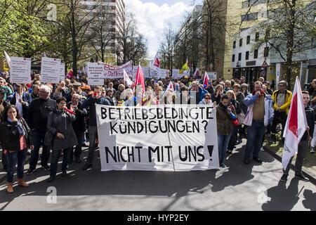 Berlin, Berlin, Deutschland. 6. April 2017. Etwa 1.000 Menschen Kundgebung gegen den geplanten Auftrag schneidet an den schwedischen Energiekonzern Vattenfall in Berlin Kreuzberg. Der Energieversorger hat angekündigt, seine Kosten durch einen Abbau von Arbeitsplätzen im eigenen Unternehmen zu reduzieren. Rund 200 hauptamtliche Mitarbeiter betroffen waren, 120 davon in Berlin. Bildnachweis: Jan Scheunert/ZUMA Draht/Alamy Live-Nachrichten Stockfoto