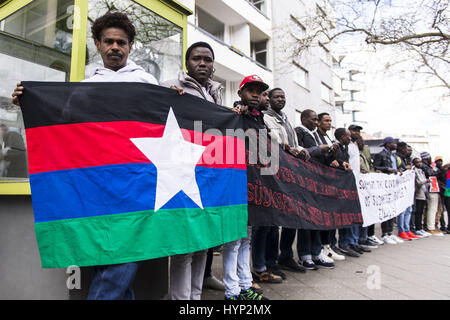 Berlin, Berlin, Deutschland. 6. April 2017. Rund 100 Demonstranten Rallye vor der sudanesischen Botschaft in Berlin gegen die anhaltende Menschenrechte Menschenrechtsverletzungen im Sudan. Sie erklären ihre Solidarität mit den Protesten im Sudan. Sudanesischen Präsidenten OMAR AL-BASHIR, wollte durch den internationalen Strafgerichtshof für Kriegsverbrechen und Verbrechen gegen die Menschlichkeit. (Deutsch: Etwa 100-Aktivisten Demonstrieren Vor der Sudanesischen Beschaffenheit in Berlin Gegen Die Anhaltenden Menschenrechtsverletzungen Im Sudan. Sie Erklären Sich Solidarisch Mit Den Dortigen Protesten. Der Internationale Strafgerichtshof (IStGH) in Den Haag Sucht Den Staatsp Stockfoto