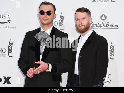 Berlin, Deutschland. 6. April 2017. Die britische Band Hurts kommt bei der Verleihung des 26. deutschen Musikpreis "Echo" in Berlin, Deutschland, 6. April 2017. Foto: Britta Pedersen/Dpa/Alamy Live News Stockfoto